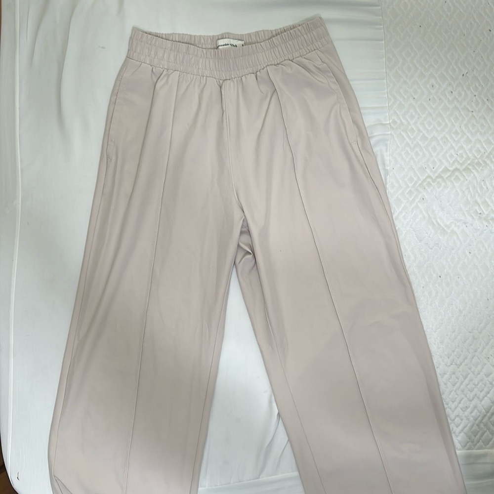 Abercrombie Loose Fitting Pants. Elastic trousers. Split hem. Size S.